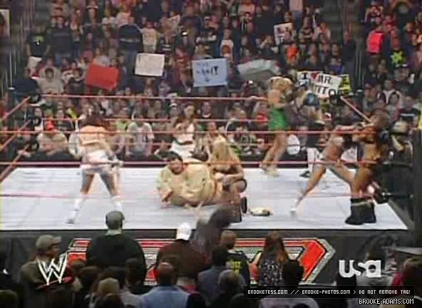 WWE_Raw_10_29_07_Divas_XviD_avi_000209242.jpg